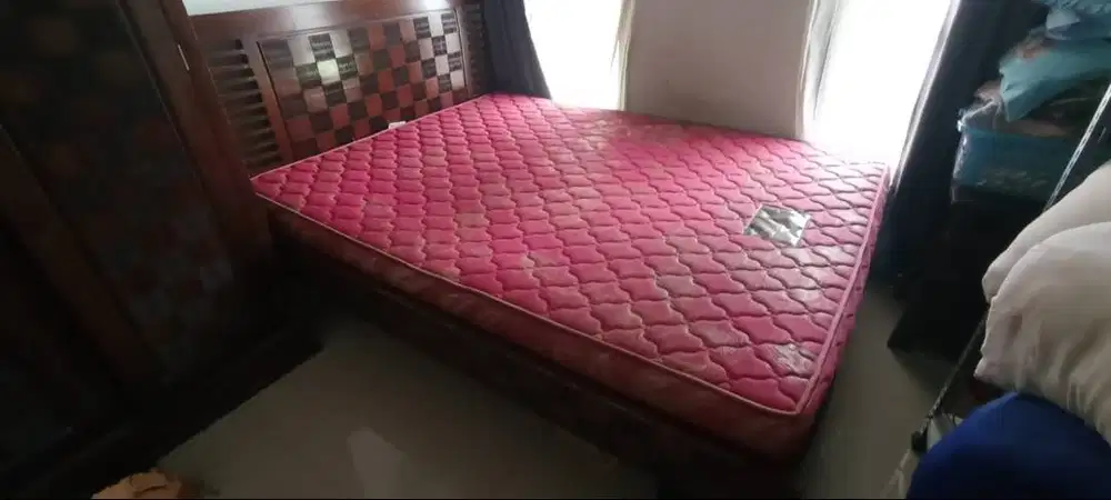 Tempat Tidur Kayu Jati minimalis dan kasurnya size Queen