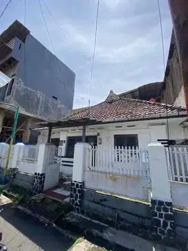 Rumah Pusat Kota Jalan Simpang Regol dekat Alun Alun