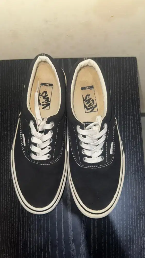 vans era x supreme
