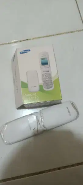 Di jual hp Samsung caramel lipat gsm masih ok tidak perna di pakai 200