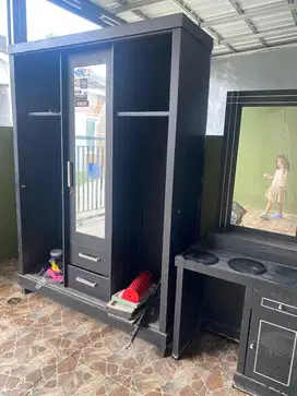 Lemari 3 pintu dan meja rias