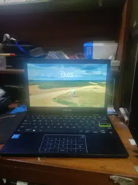Dijual cepat Asus E210 Model Slim Cocok buat mahasiswa. SSD 256 gb