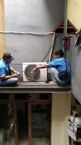 Jasa servis AC kulkas frezer showcase mesin cuci dan bongkar pasang AC