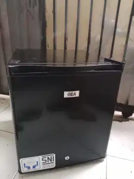 Dijual kulkas mini merk Gea