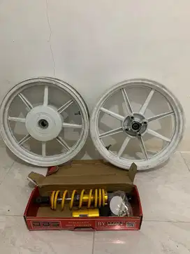 Di jual shok belakang dan pelek sepeda vario 125 new