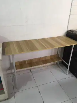 Meja komputer atau laptop