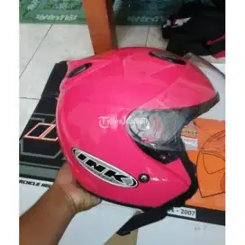 Helm ink warna pink