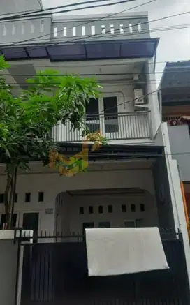 Dijual Rumah 3 Lantai di Jalan Kebembem Jagakarsa Lokasi Strategis