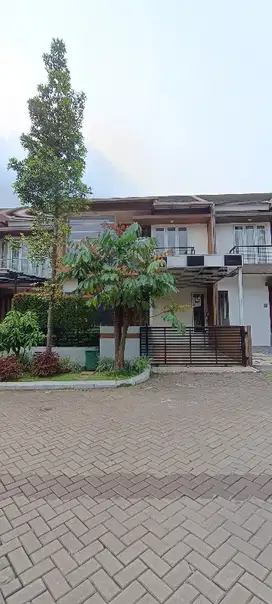rumah jalan utama Royal Tajur