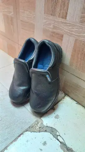 Jual sepatu bekas rasa baru