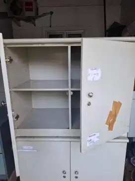 Lemari kayu minimalis