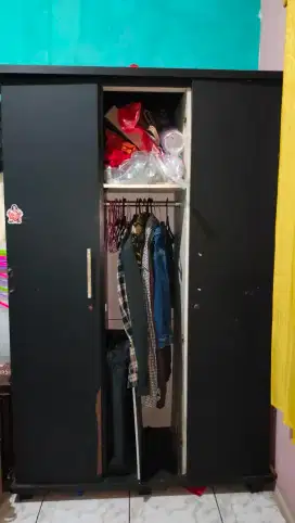 Lemari pakaian 3 pintu