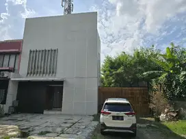 Disewakan Cepat Rumah 2 Lantai Sudah Renovasi di Green Park Modernland
