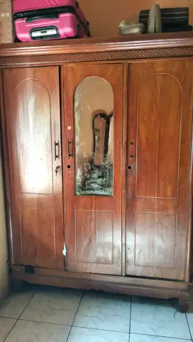 Lemari pakaian 3 pintu kayu mahoni