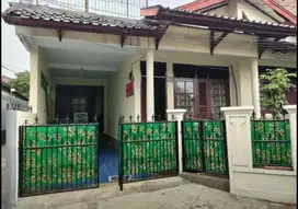 Rumah Luas Dua Lantai Jual Cepat di Jatiwaringin Pondok Gede Bekasi