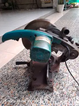 Mesin potong alumunium