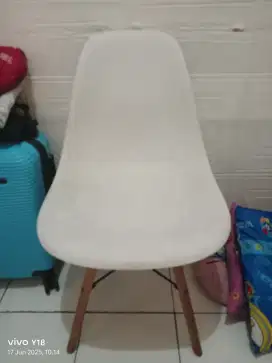 Kursi milenial putih