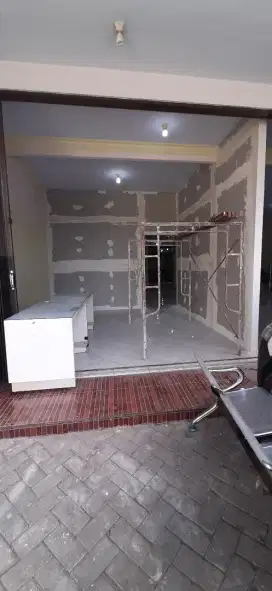 Tukang skat partisi dan almunium
