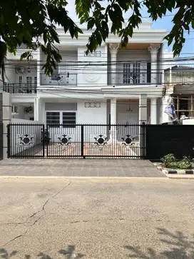 Hunian modern cinere 4 kamar kolam renang pribadi harga menarik