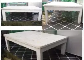 Meja kayu lesehan