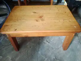 Meja lesehan pendek