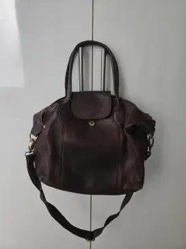 Tas kulit asli warna Kopi Coklat Tua. Kualitas sangat baik dan mewah