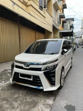 Toyot voxy 2018 white