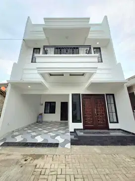 DIJUAL  RUMAH 2 LANTAI + ROOFTOP NON CLUSTER DI JAGAKARSA JAKSEL
