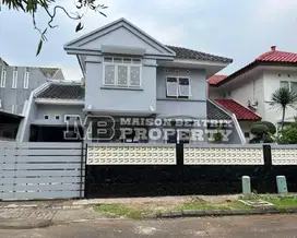 DIJUAL/DISEWAKAN RUMAH SEMI FURNISH SIAP HUNI LOKASI SANGAT STRATEGIS