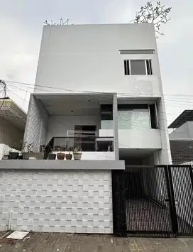 Di Jual Rumah 3 Lantai dalam Komplek Taman Kencana, Cengkareng, Jakbar