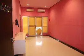 Rumah 3 lantai di jalan boulevard komplek Permata Buana Jakbar