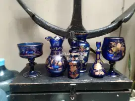 Vas bunga dan pajangan berwarna biru