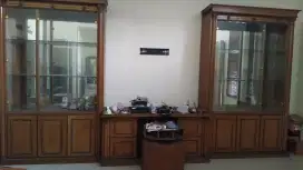 Jual cepat lemari pajangan besar, harga bisa nego!