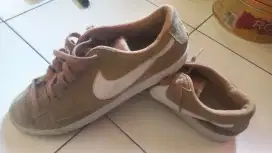 Sepatu sneaker bekas
