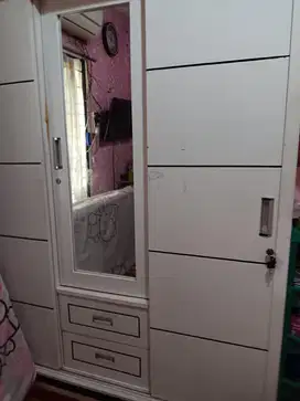DIJUAL CEPAT LEMARI BAJU 3 PINTU