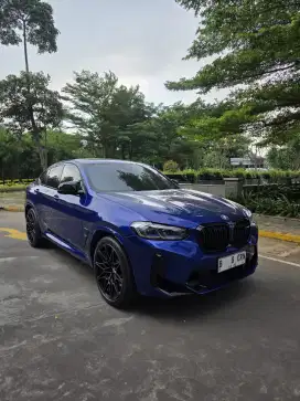 BMW x4m 2023 biru