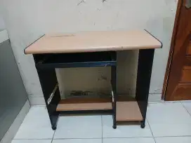 Meja Komputer Kayu Bekas