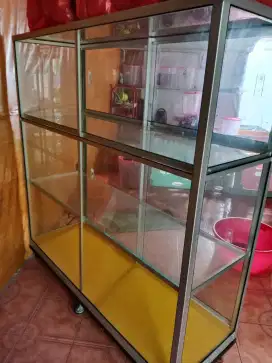 Di jual etalase 3 rak msh baru blm di pakai..jual aja..