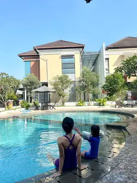 Disewakan rumah ada kolam renang dekat kampus ISI, UAD, STTKD