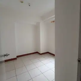 Green Bay Pluit sewa 2 kamar kosongan view kolam free AC