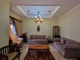 Rumah 2 lantai, siap huni, di Mampang Prapatan.