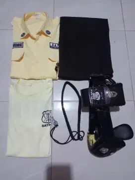 Satu set baju security dan sepatu