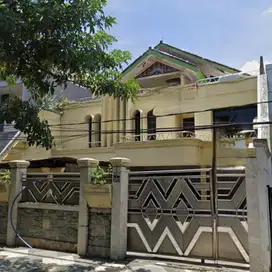 Jual rumah PUSAT kota Surabaya 3 lantai di Raya Kertajaya indah