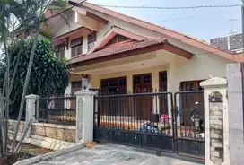 DISEWAKAN RUMAH 2 LANTAI Di JATIWARINGIN FURNISHED