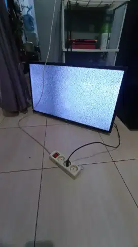 DUA UNIT TV LED 32 INC KONDISI RUSAK MERK SHARP DAN ICHIKO