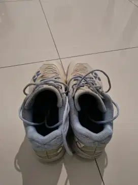 Sepatu yonex aerus