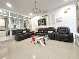 Dekat Gerbang Utama, Rumah Mewah Puri Mansion Boulevard 240m2
