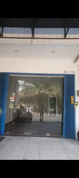 Disewakan ruko 3 lantai strategis di taman surya