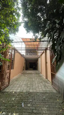 Di Kontrakan sebuah Rumah ( rumah utama dan paviliun)