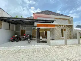 DIJUAL RUMAH CANTIK PALING LARIS DEKAT EXIT TOL MAGUWOHARJO DI SLEMAN